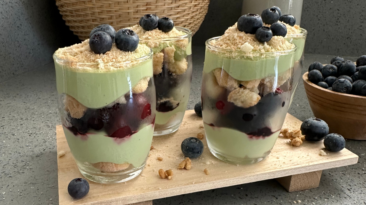 Matcha Blueberry Parfait with Ladyfingers Crumble